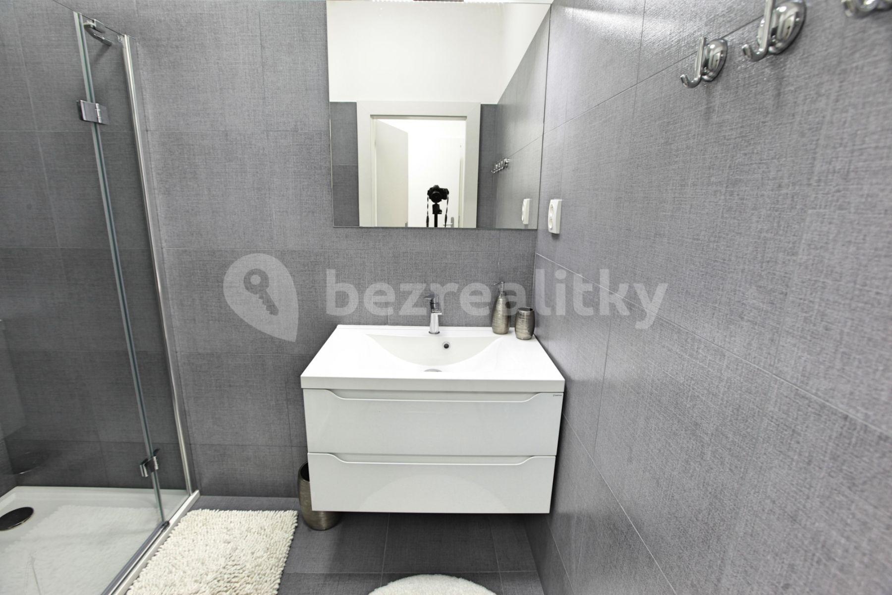 Prenájom bytu 2-izbový 56 m², Slovinská, Praha, Praha