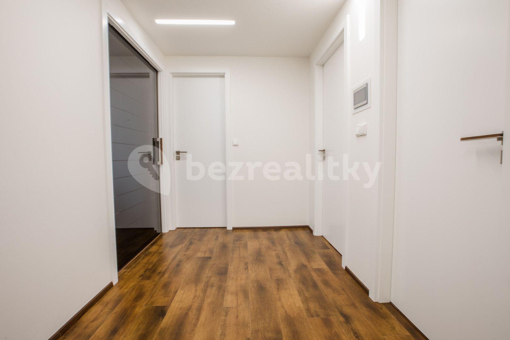 Prenájom bytu 3-izbový 120 m², Hartigova, Praha, Praha