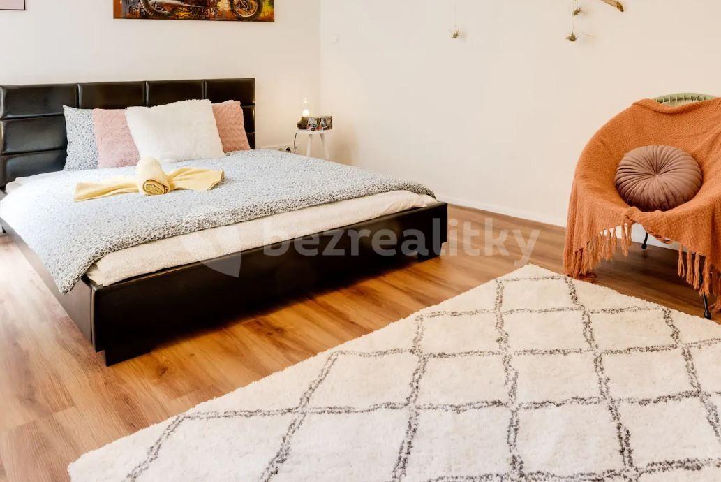 Prenájom bytu 2-izbový 85 m², Štěpánská, Praha, Praha