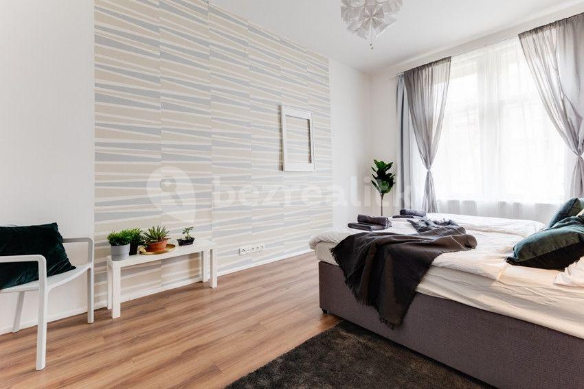 Prenájom bytu 3-izbový 95 m², Štěpánská, Praha, Praha