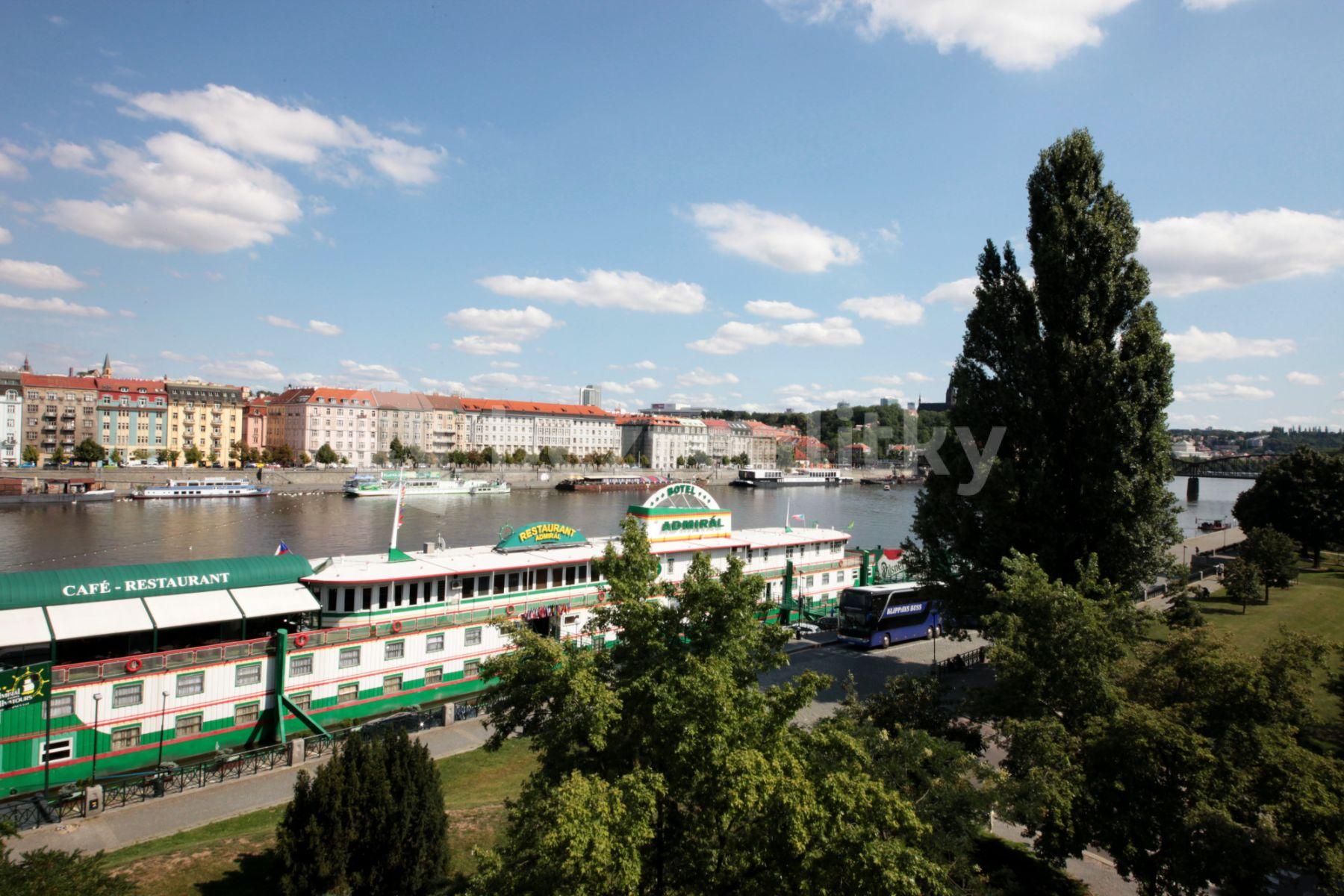 Prenájom bytu 2-izbový 80 m², Hořejší nábřeží, Praha, Praha