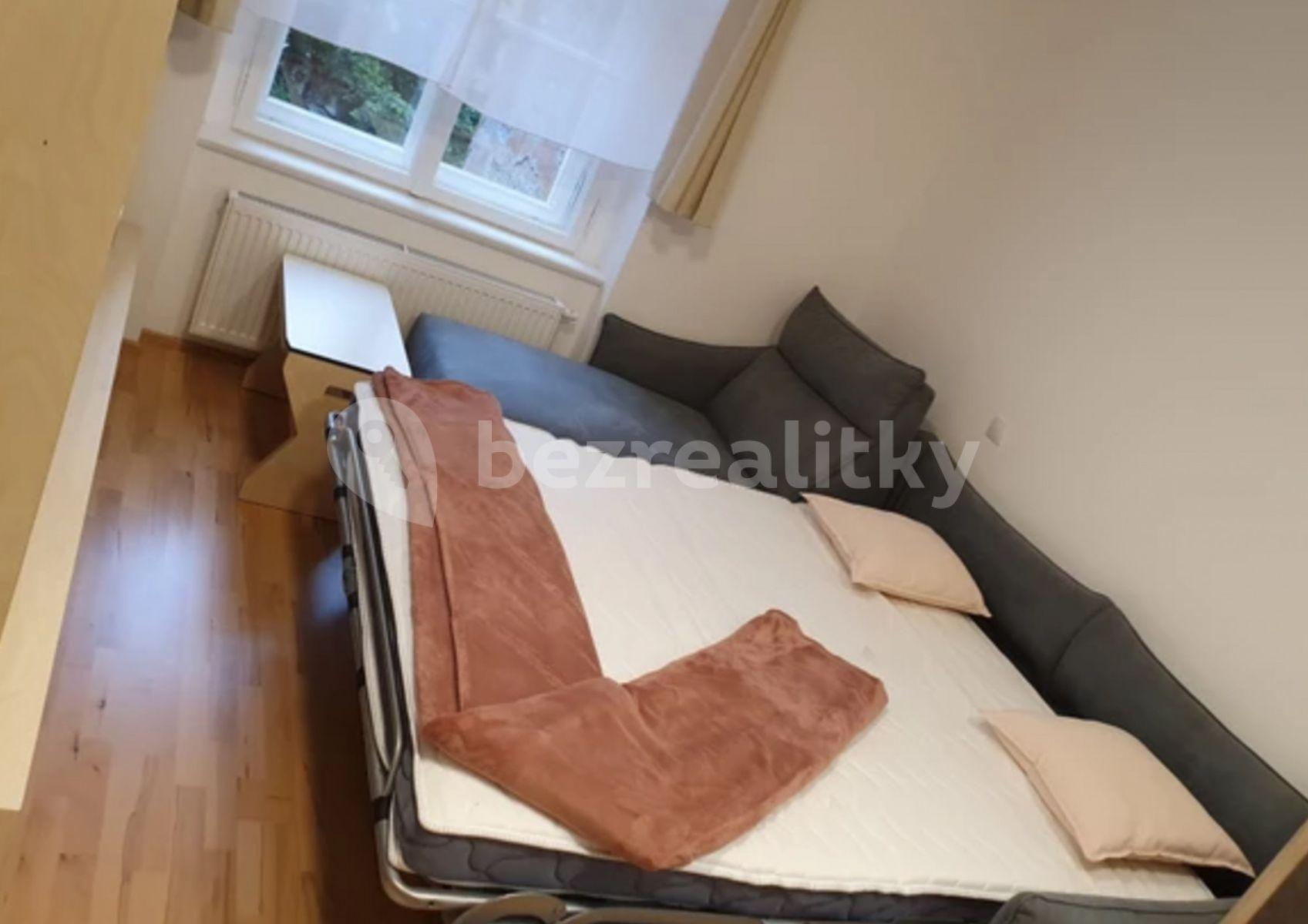 Prenájom bytu 2-izbový 35 m², Tyršova, Praha, Praha