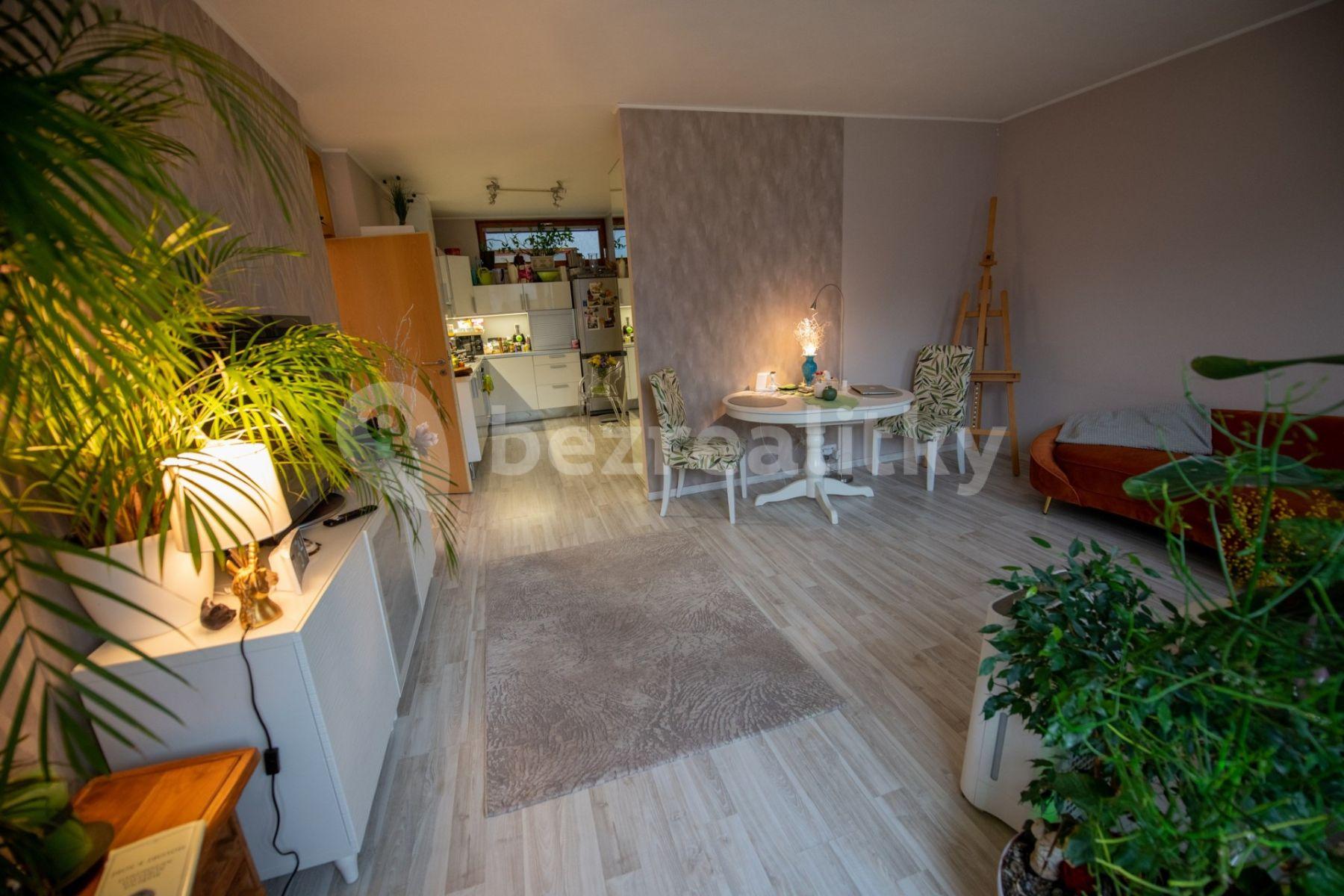 Prenájom bytu 3-izbový 75 m², U Stanice, Praha, Praha