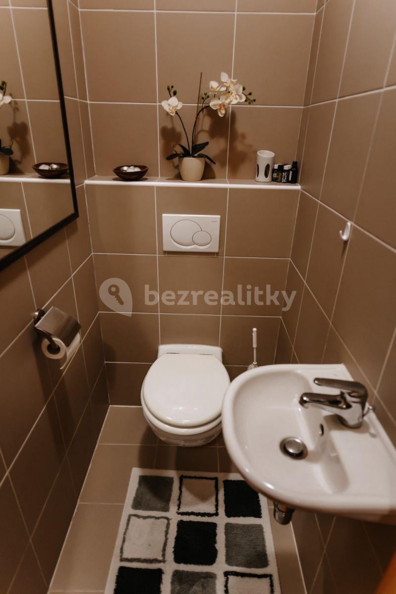 Prenájom bytu 3-izbový 75 m², U Stanice, Praha, Praha