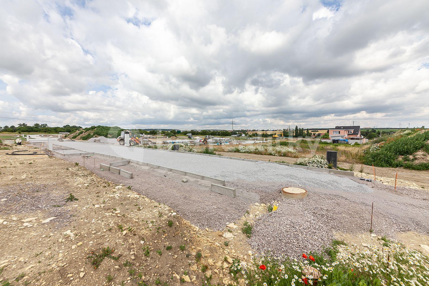 Predaj pozemku 2.100 m², Dolany, Dolany, Středočeský kraj