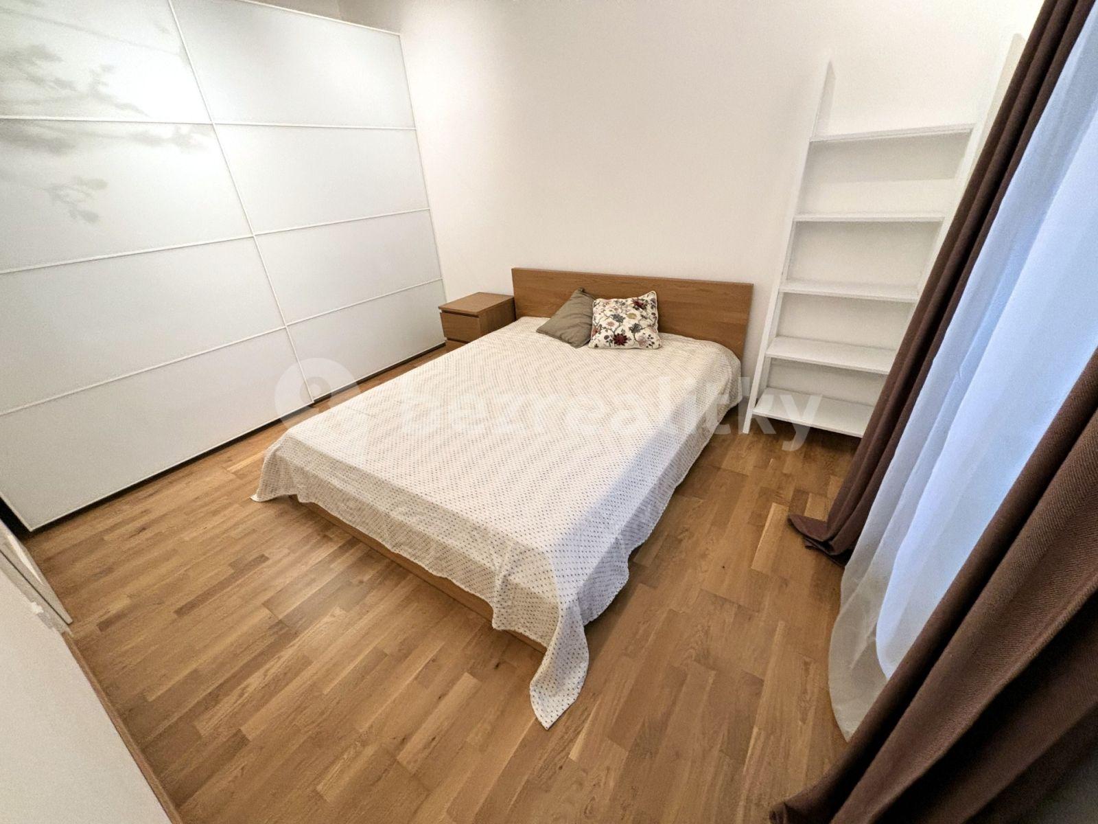 Prenájom bytu 3-izbový 65 m², Děkanská, Praha, Praha