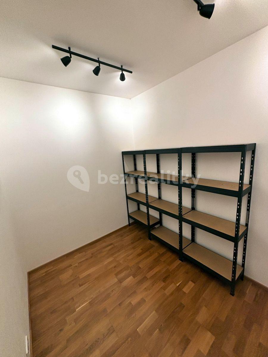 Prenájom bytu 3-izbový 65 m², Děkanská, Praha, Praha