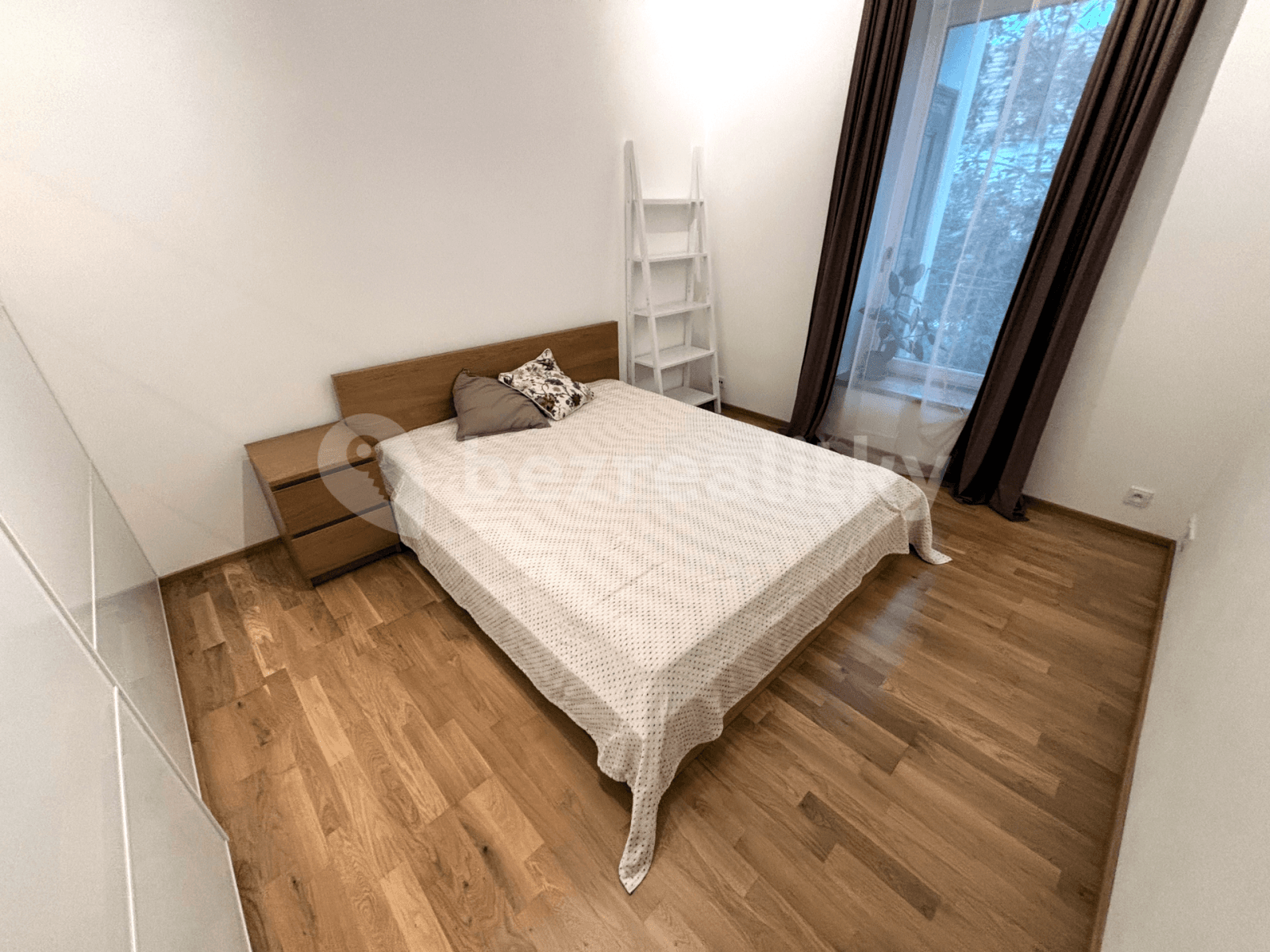 Prenájom bytu 3-izbový 65 m², Děkanská, Praha, Praha