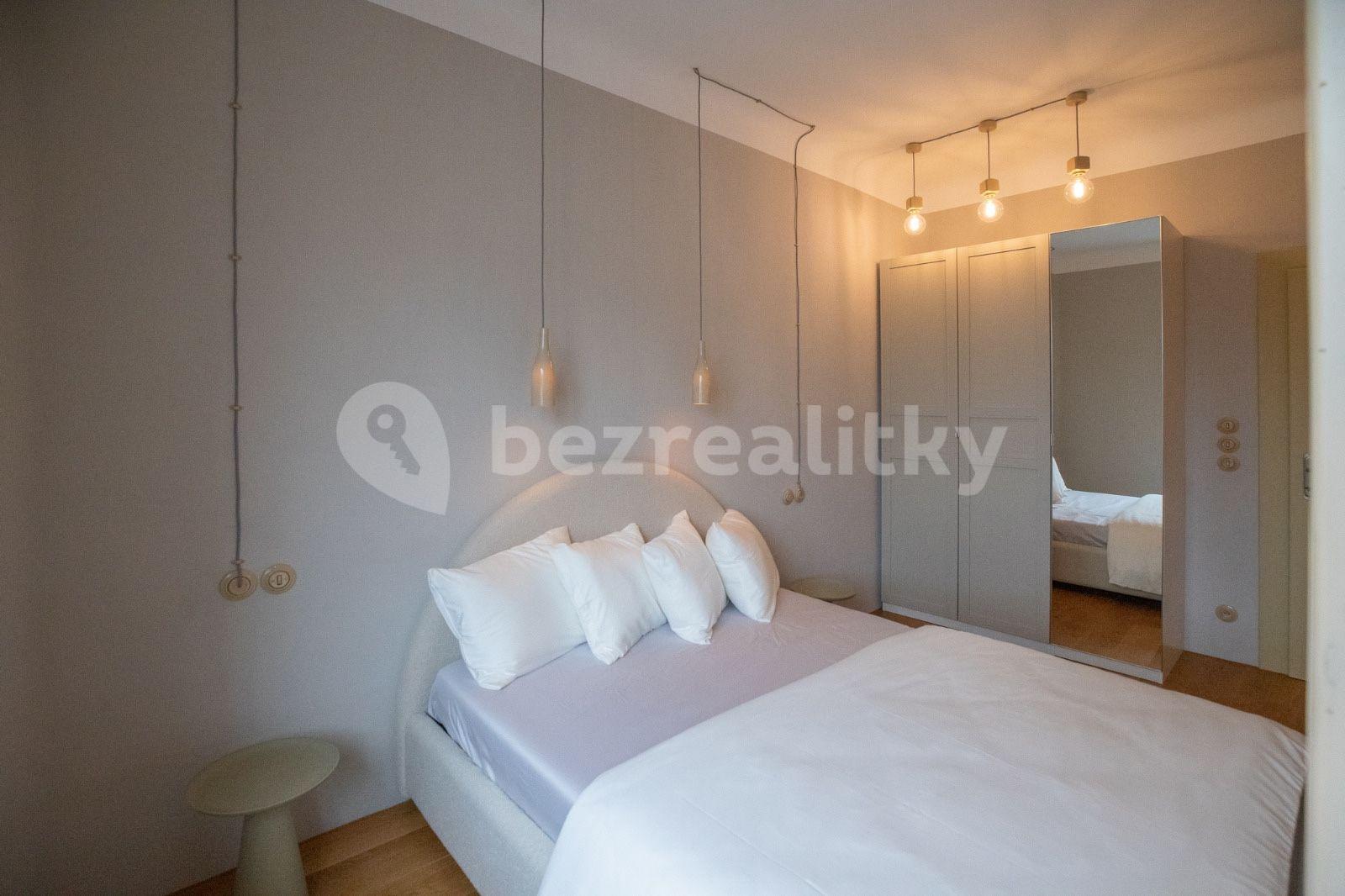 Prenájom bytu 2-izbový 53 m², Sokolovská, Praha, Praha