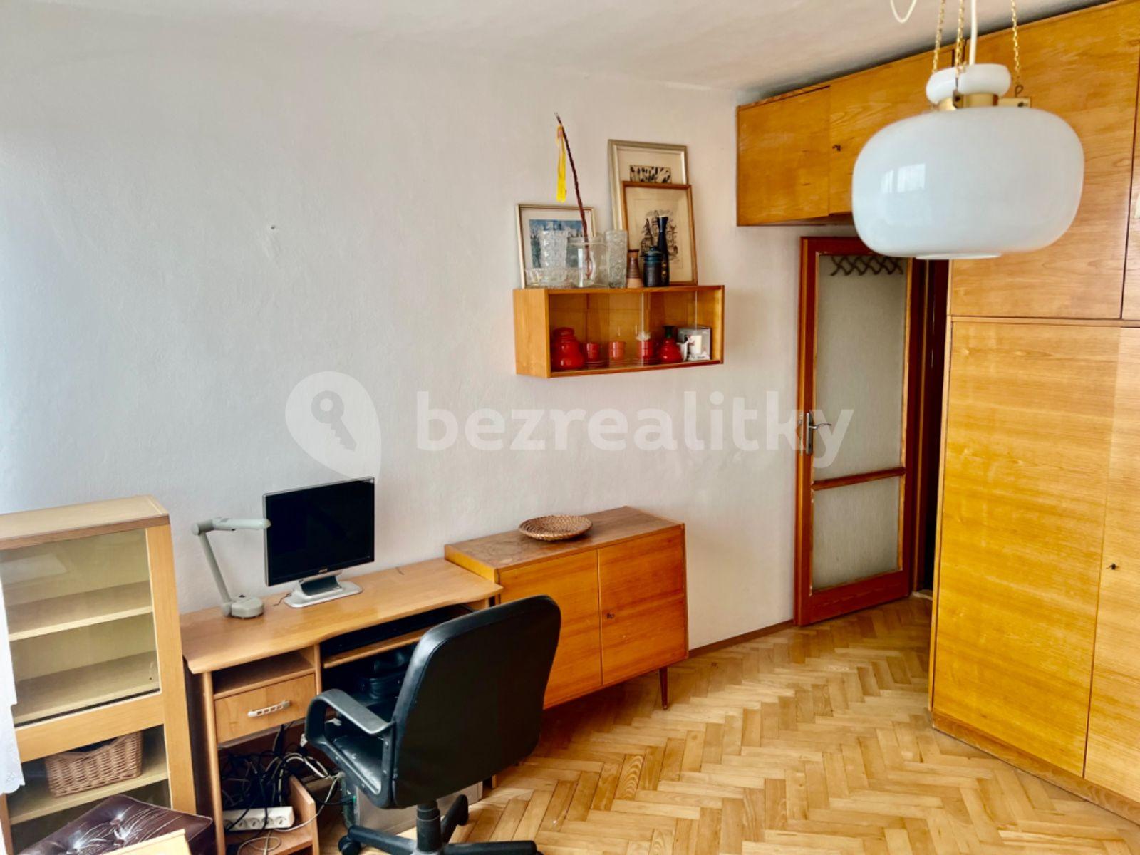 Prenájom bytu 3-izbový 85 m², U Střelnice, Hradec Králové, Královéhradecký kraj