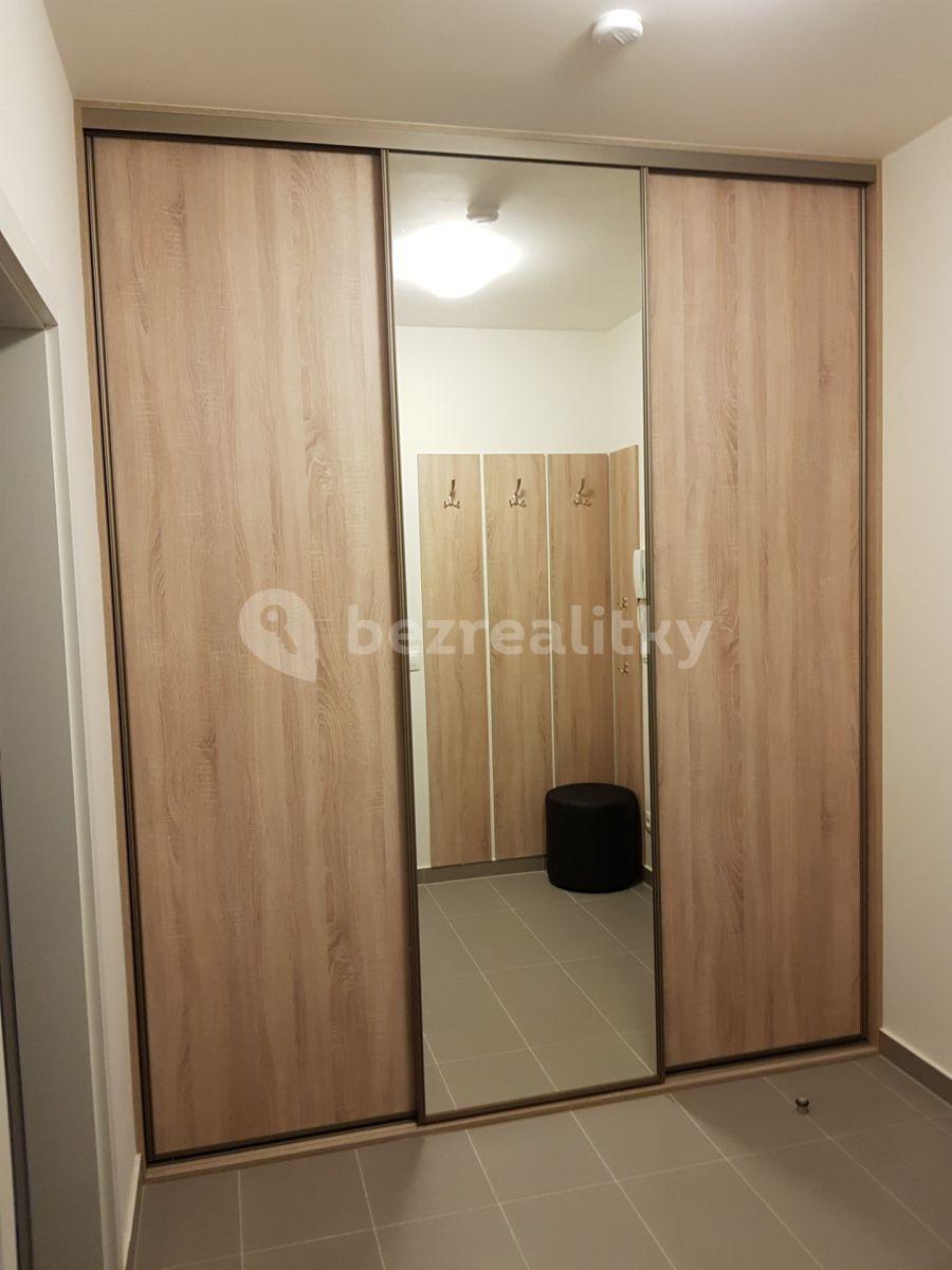 Prenájom bytu 1-izbový 40 m², Škrábkových, Praha, Praha