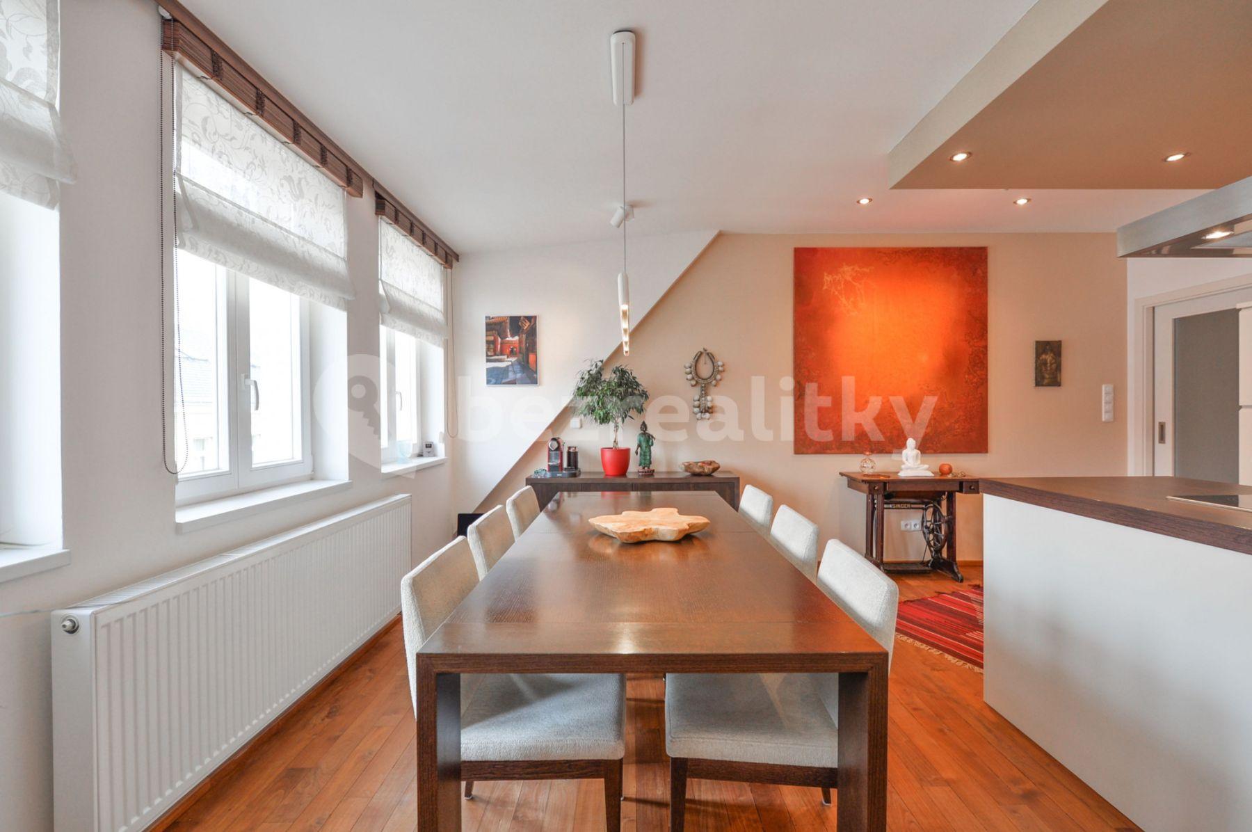 Prenájom bytu 2-izbový 78 m², Varšavská, Praha, Praha