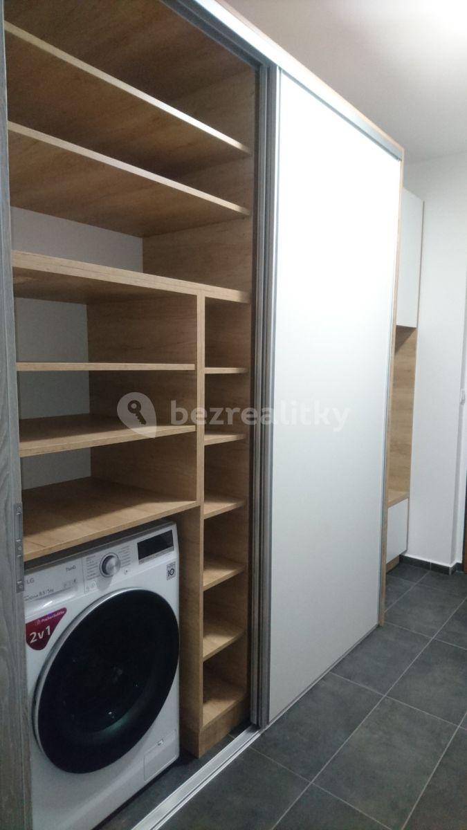 Prenájom bytu 1-izbový 40 m², Pod Vinicí, Pardubice, Pardubický kraj