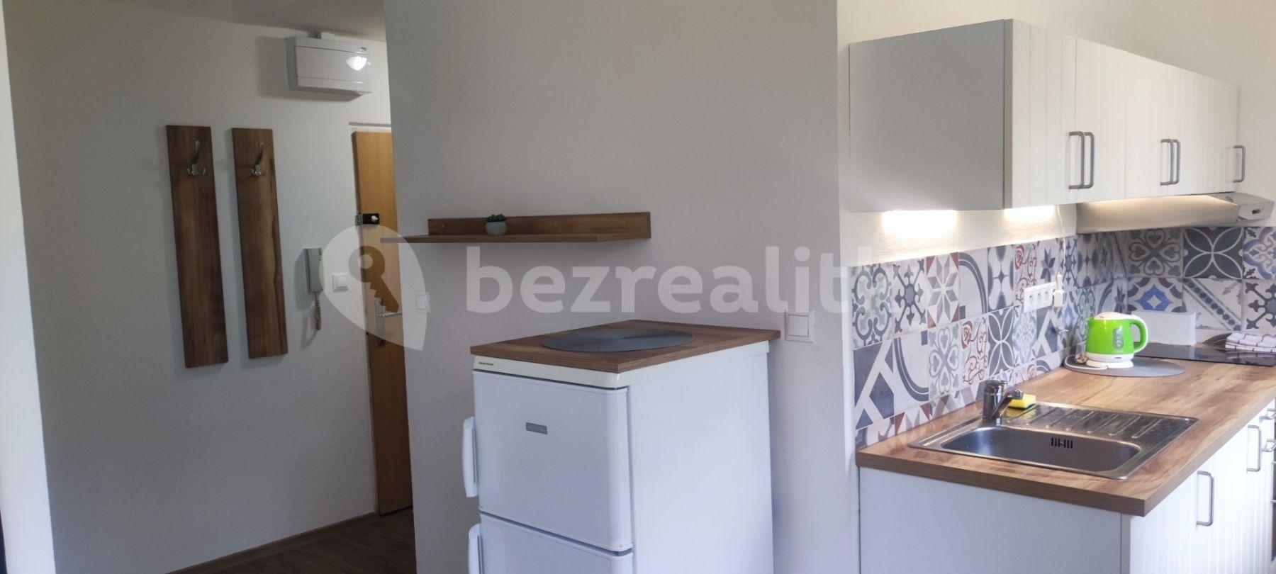 Prenájom bytu 1-izbový 27 m², Hurbanova, Praha, Praha