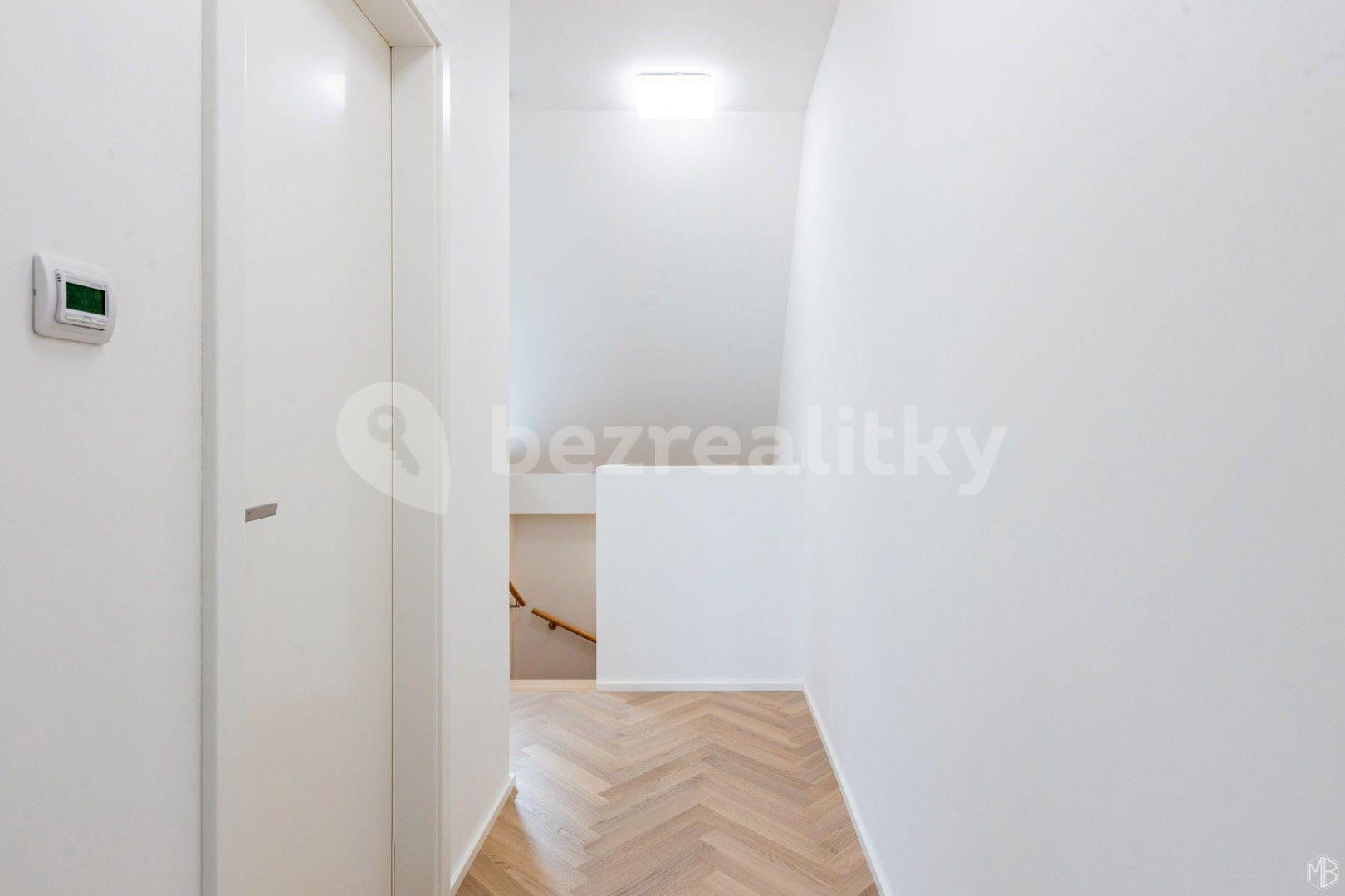 Prenájom bytu 2-izbový 65 m², 5. května, Praha, Praha