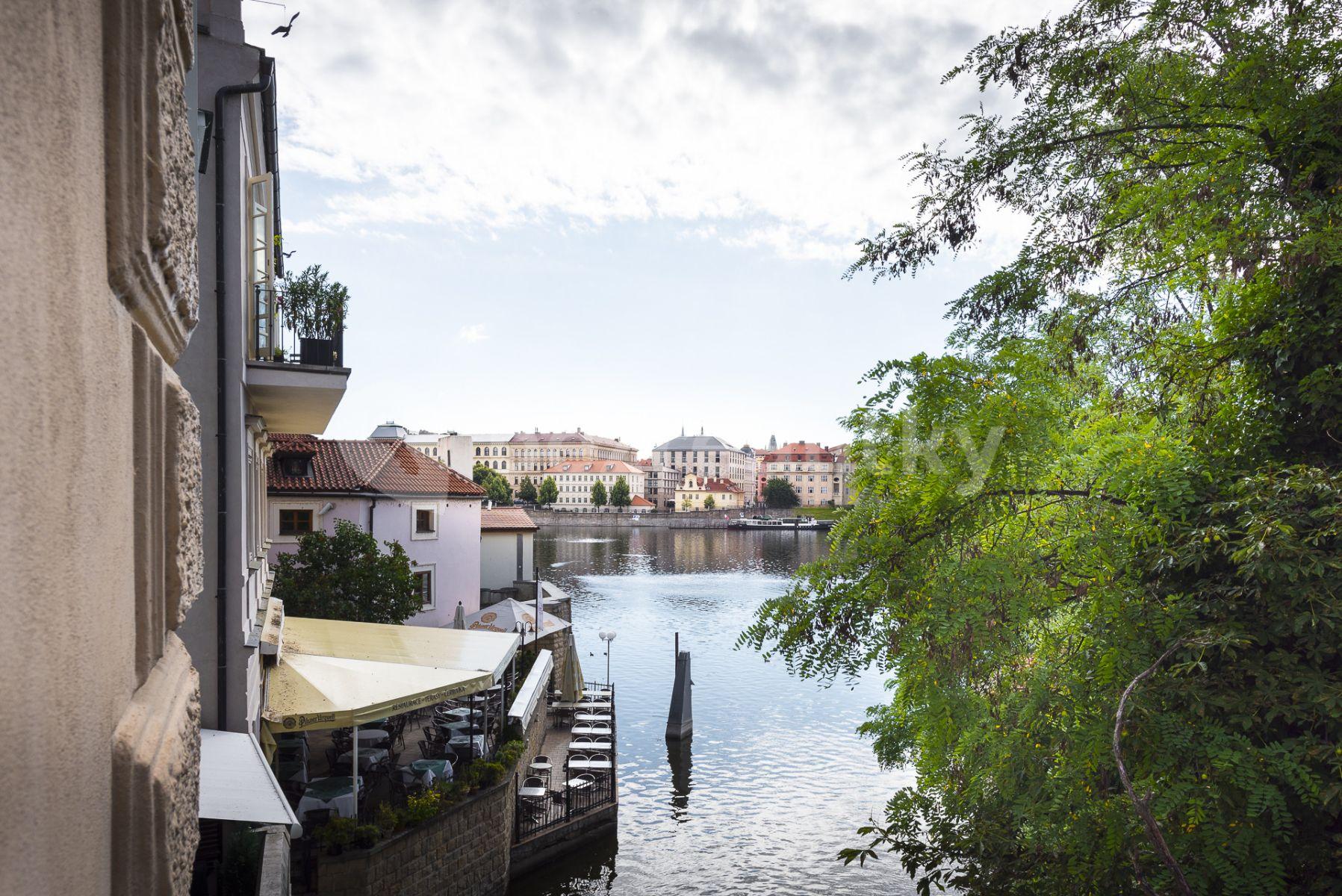 Prenájom bytu 2-izbový 56 m², U Lužického semináře, Praha, Praha