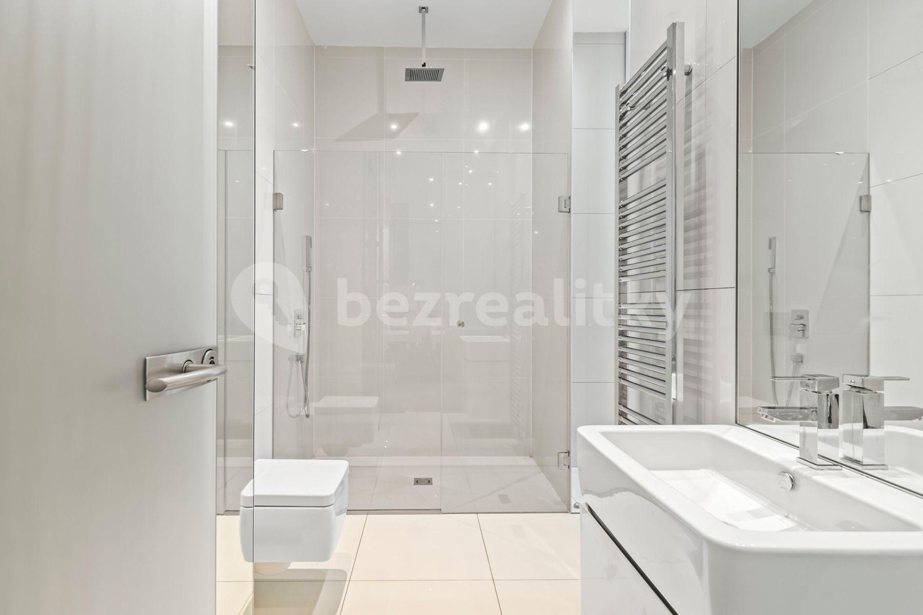 Prenájom bytu 3-izbový 114 m², Laubova, Praha, Praha