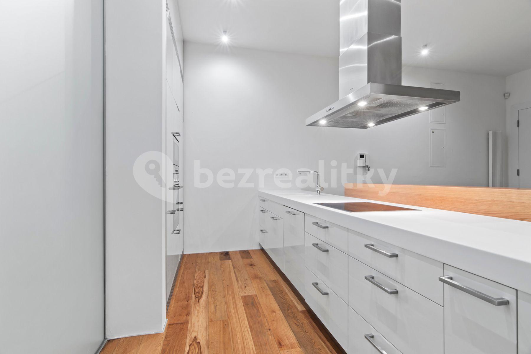 Prenájom bytu 3-izbový 114 m², Laubova, Praha, Praha