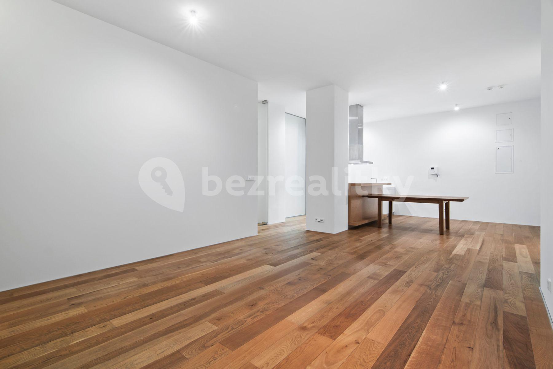 Prenájom bytu 3-izbový 114 m², Laubova, Praha, Praha