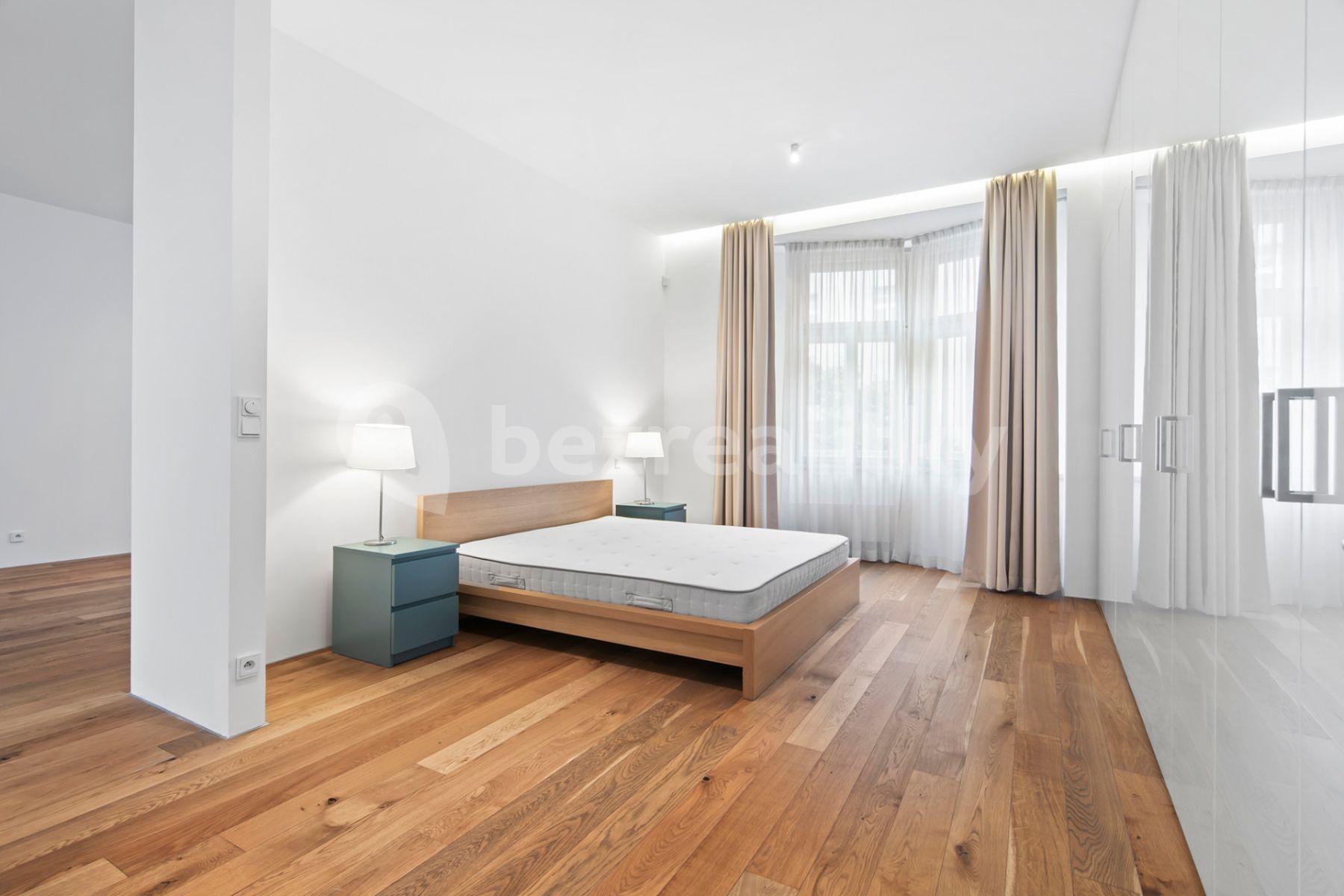 Prenájom bytu 3-izbový 114 m², Laubova, Praha, Praha