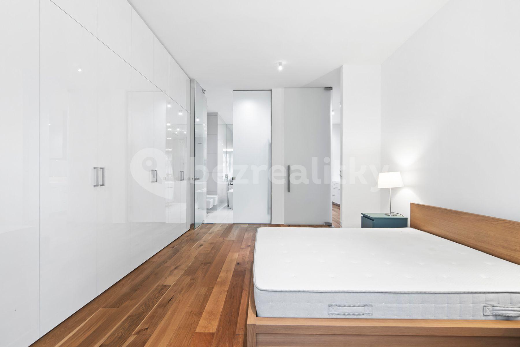 Prenájom bytu 3-izbový 114 m², Laubova, Praha, Praha