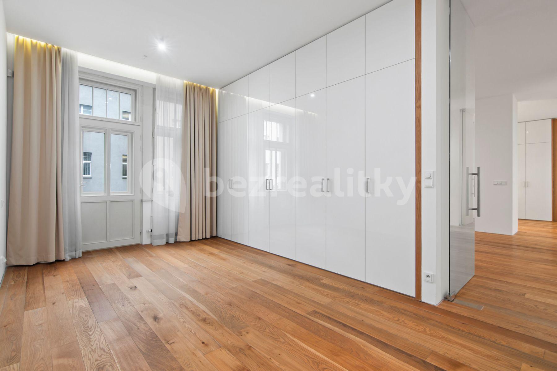 Prenájom bytu 3-izbový 114 m², Laubova, Praha, Praha