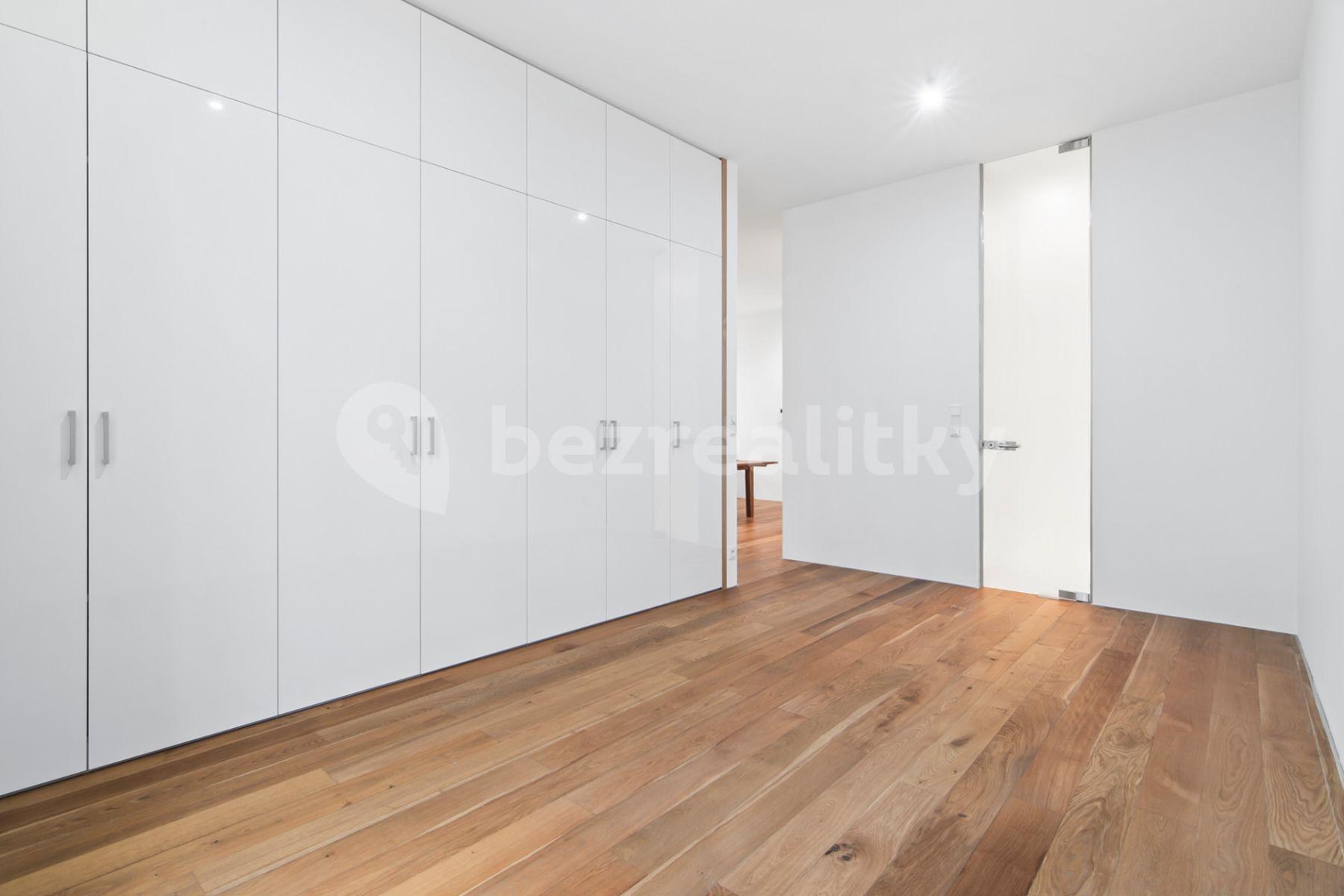 Prenájom bytu 3-izbový 114 m², Laubova, Praha, Praha