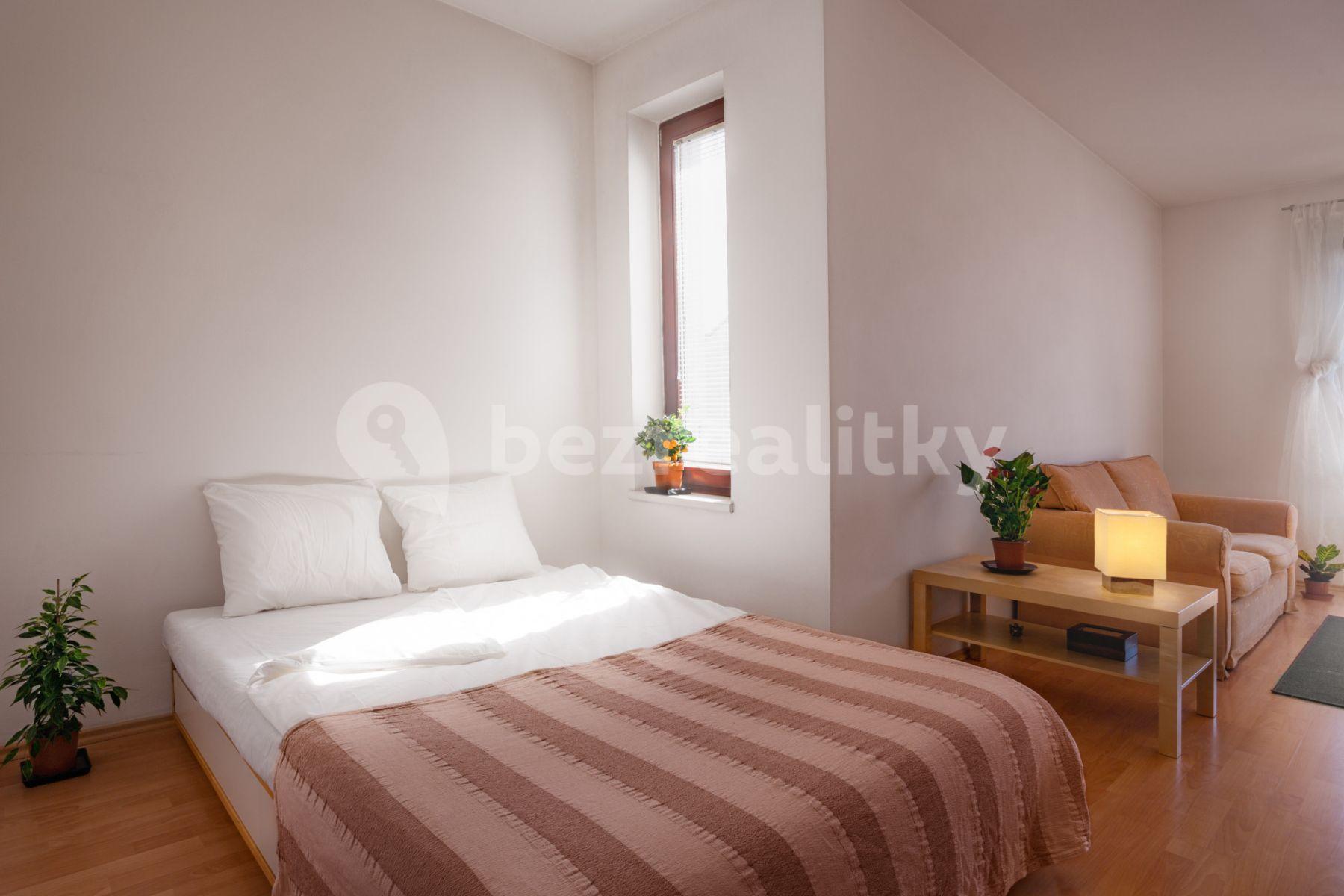 Prenájom bytu 1-izbový 33 m², Kozácká, Praha, Praha