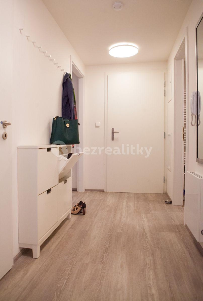 Prenájom bytu 3-izbový 53 m², Hlaváčkova, Praha, Praha