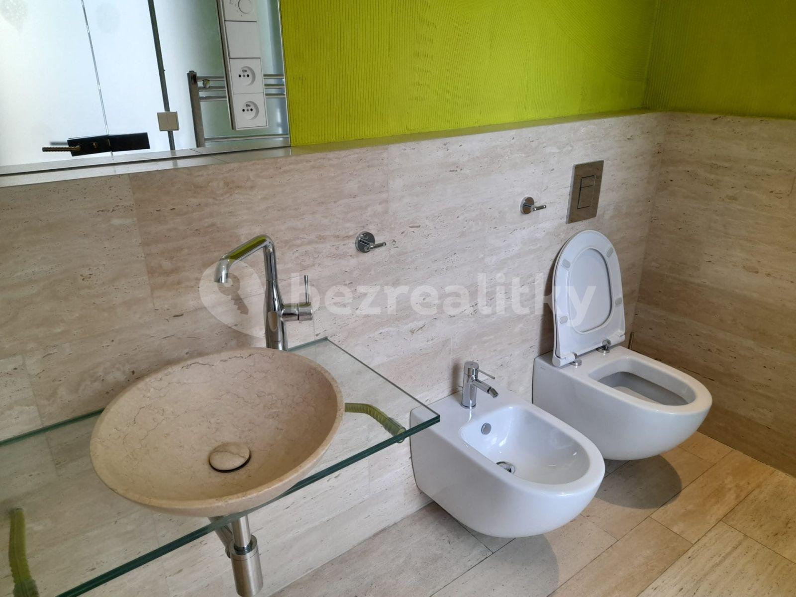 Prenájom bytu 2-izbový 56 m², Komunardů, Praha, Praha