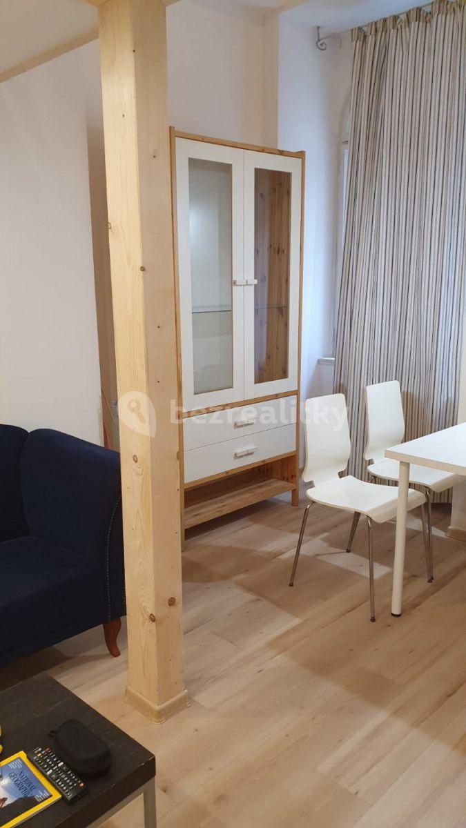 Prenájom bytu 3-izbový 46 m², Opatovická, Praha, Praha