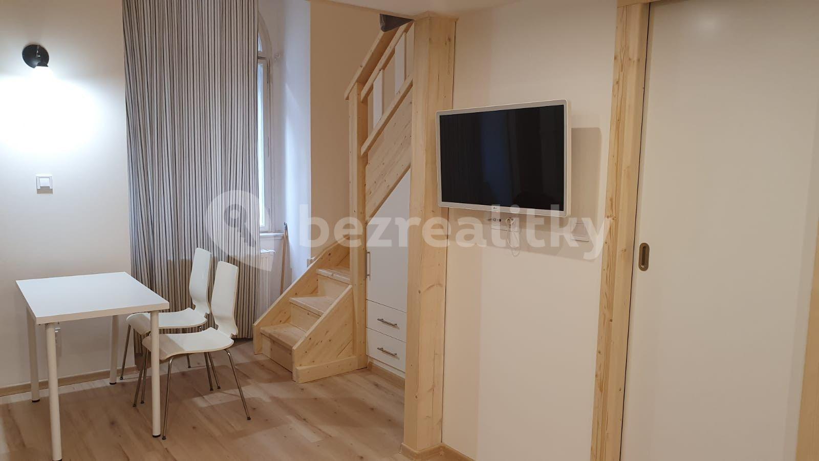 Prenájom bytu 3-izbový 46 m², Opatovická, Praha, Praha