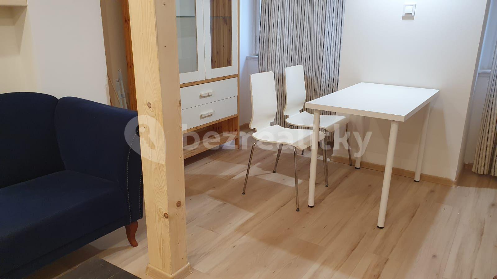 Prenájom bytu 3-izbový 46 m², Opatovická, Praha, Praha