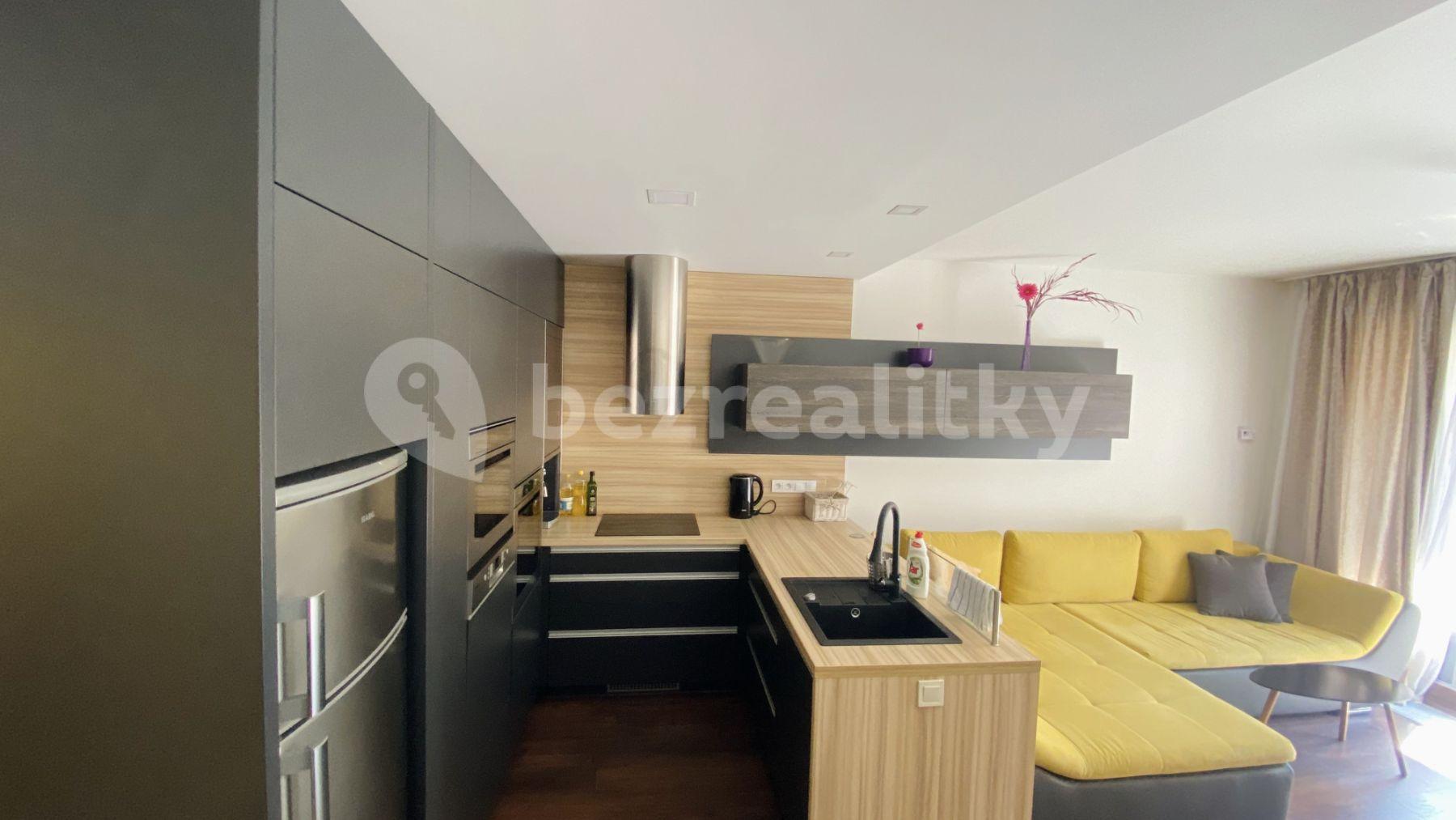 Prenájom bytu 2-izbový 59 m², Mojmírova, Praha, Praha