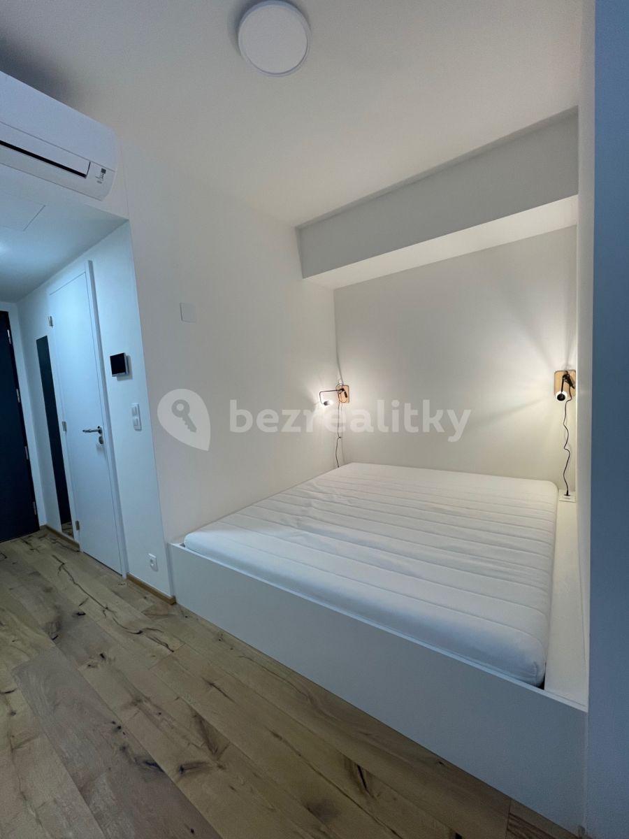 Prenájom bytu 1-izbový 28 m², Sokolovská, Praha, Praha