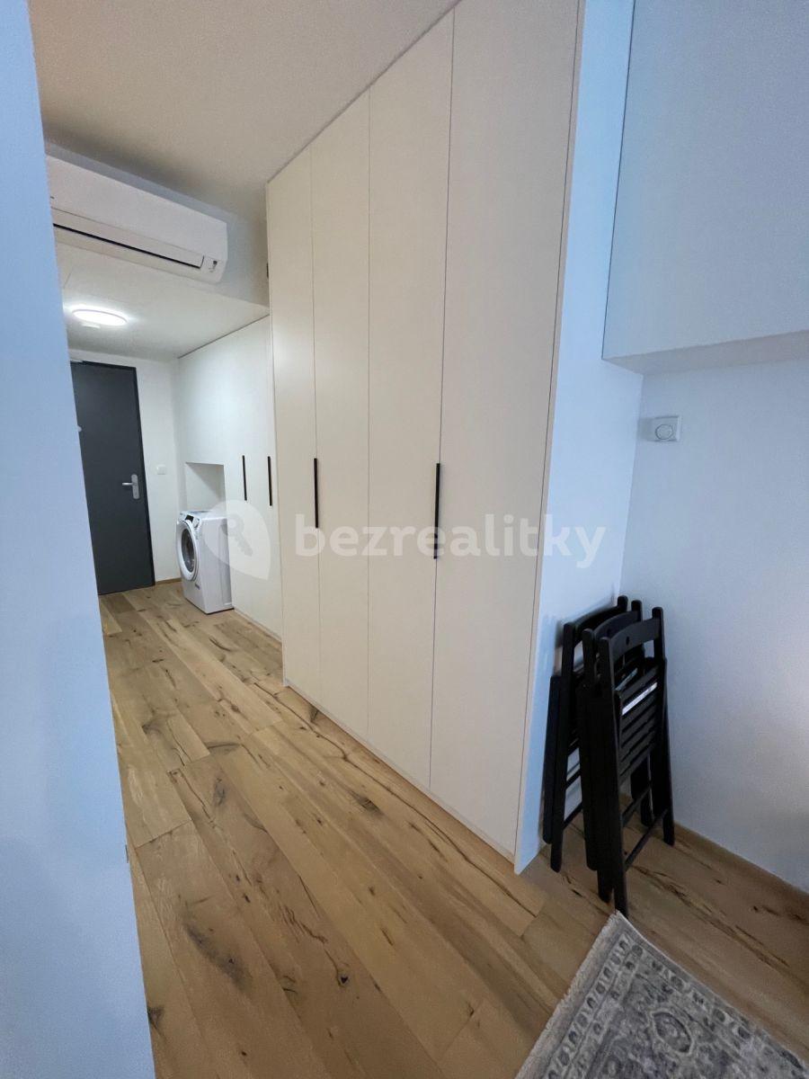 Prenájom bytu 1-izbový 28 m², Sokolovská, Praha, Praha