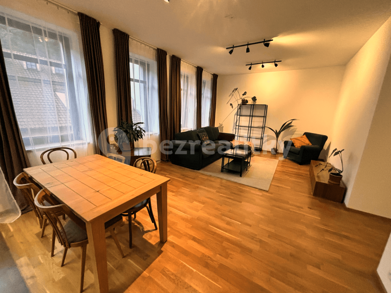 Prenájom bytu 3-izbový 65 m², Děkanská, Praha, Praha