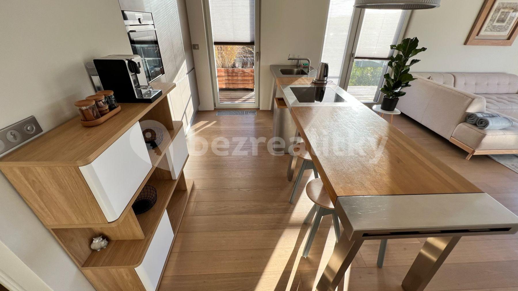 Prenájom bytu 3-izbový 90 m², Klímova, Praha, Praha