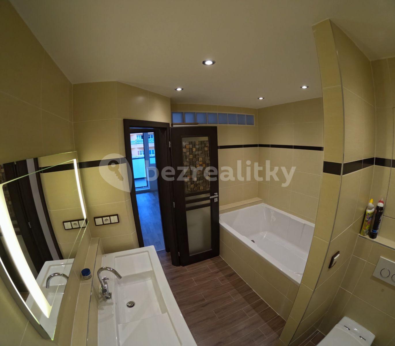 Prenájom bytu 3-izbový 66 m², Kukelská, Praha, Praha