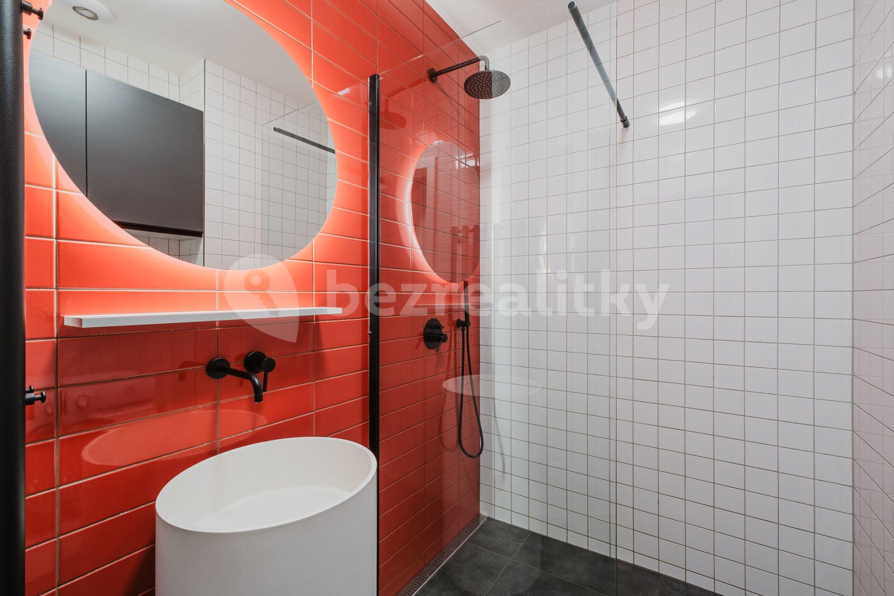 Prenájom bytu 3-izbový 84 m², Chodská, Praha, Praha