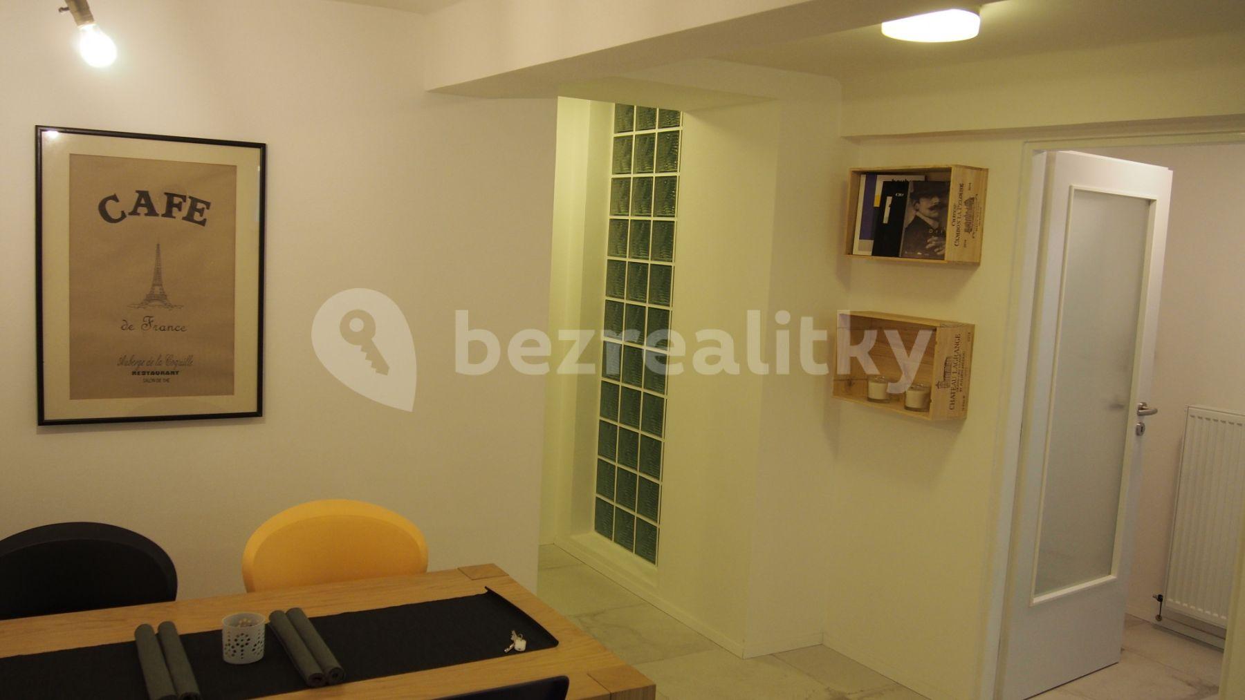 Prenájom bytu 1-izbový 82 m², Kosatcová, Praha, Praha