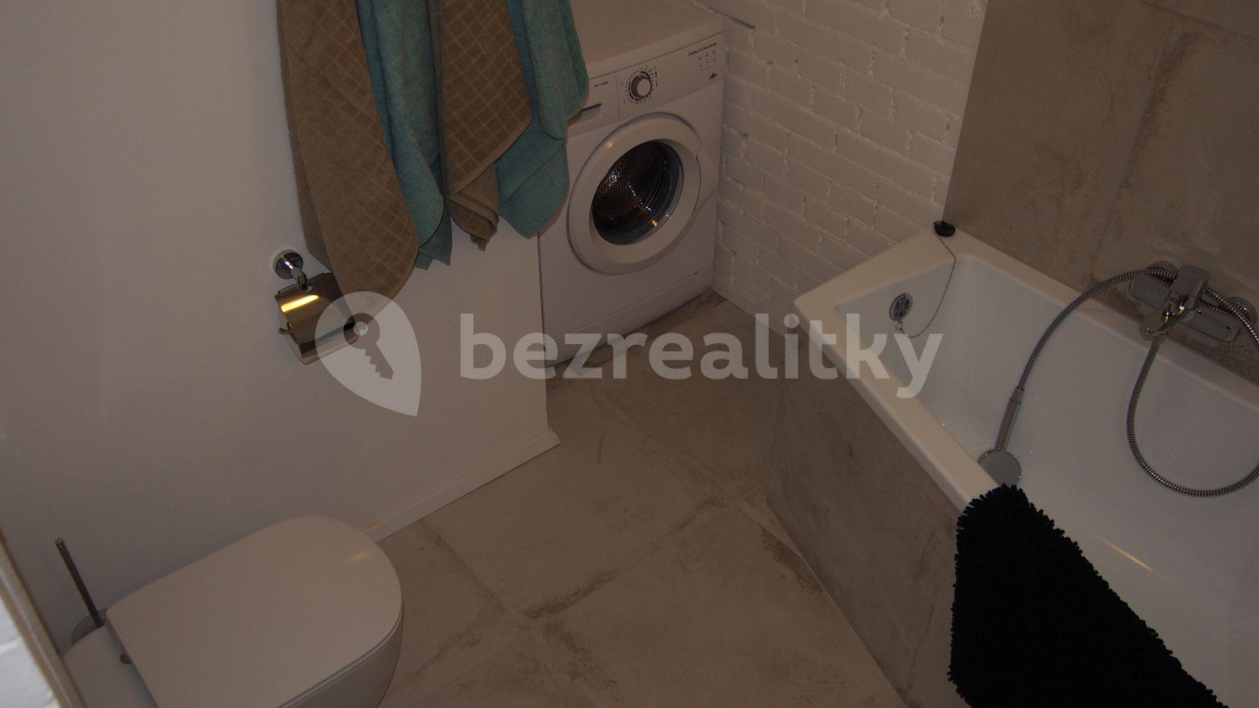 Prenájom bytu 1-izbový 82 m², Kosatcová, Praha, Praha