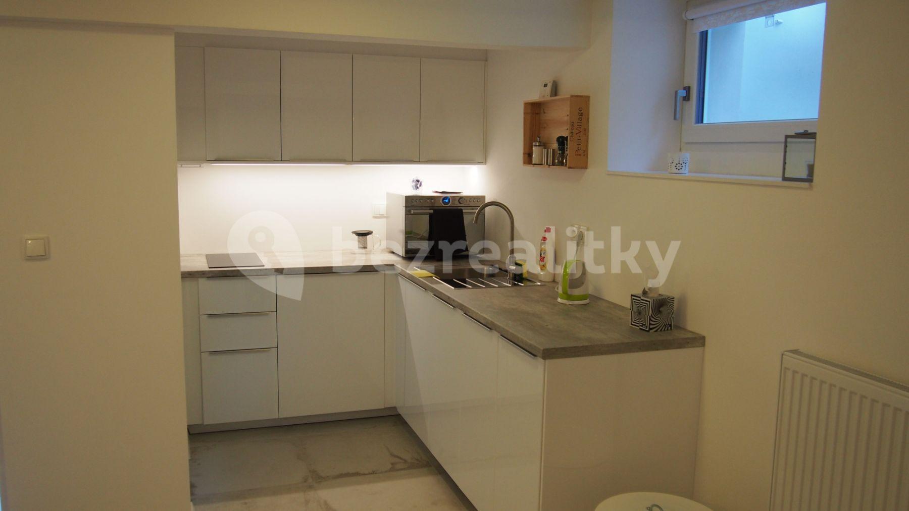 Prenájom bytu 1-izbový 82 m², Kosatcová, Praha, Praha