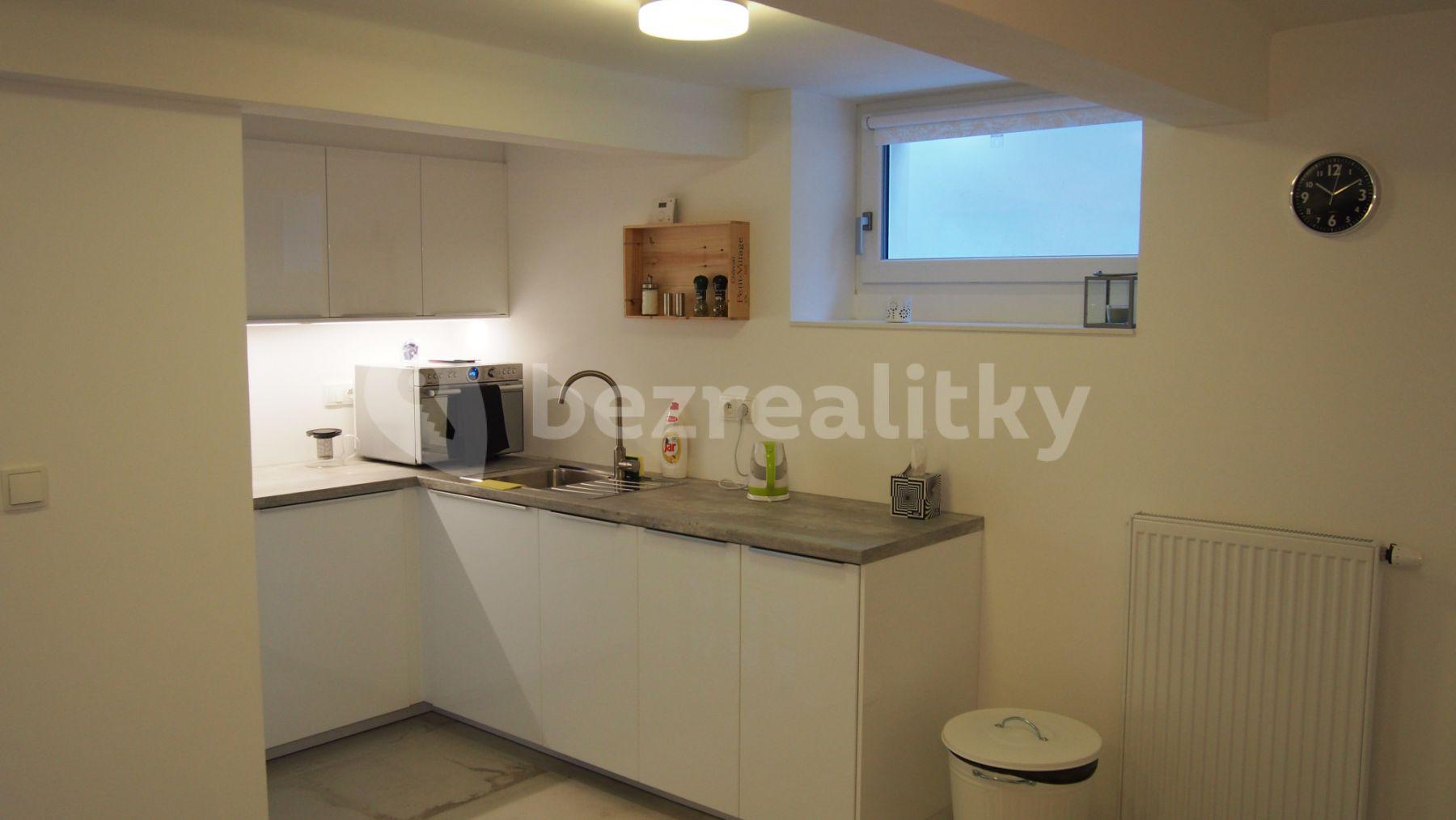 Prenájom bytu 1-izbový 82 m², Kosatcová, Praha, Praha