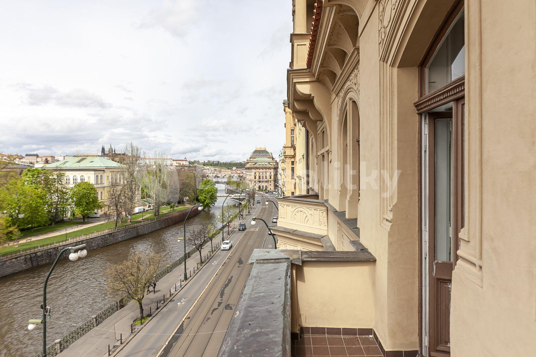 Prenájom bytu 3-izbový 105 m², Masarykovo nábřeží, Praha, Praha