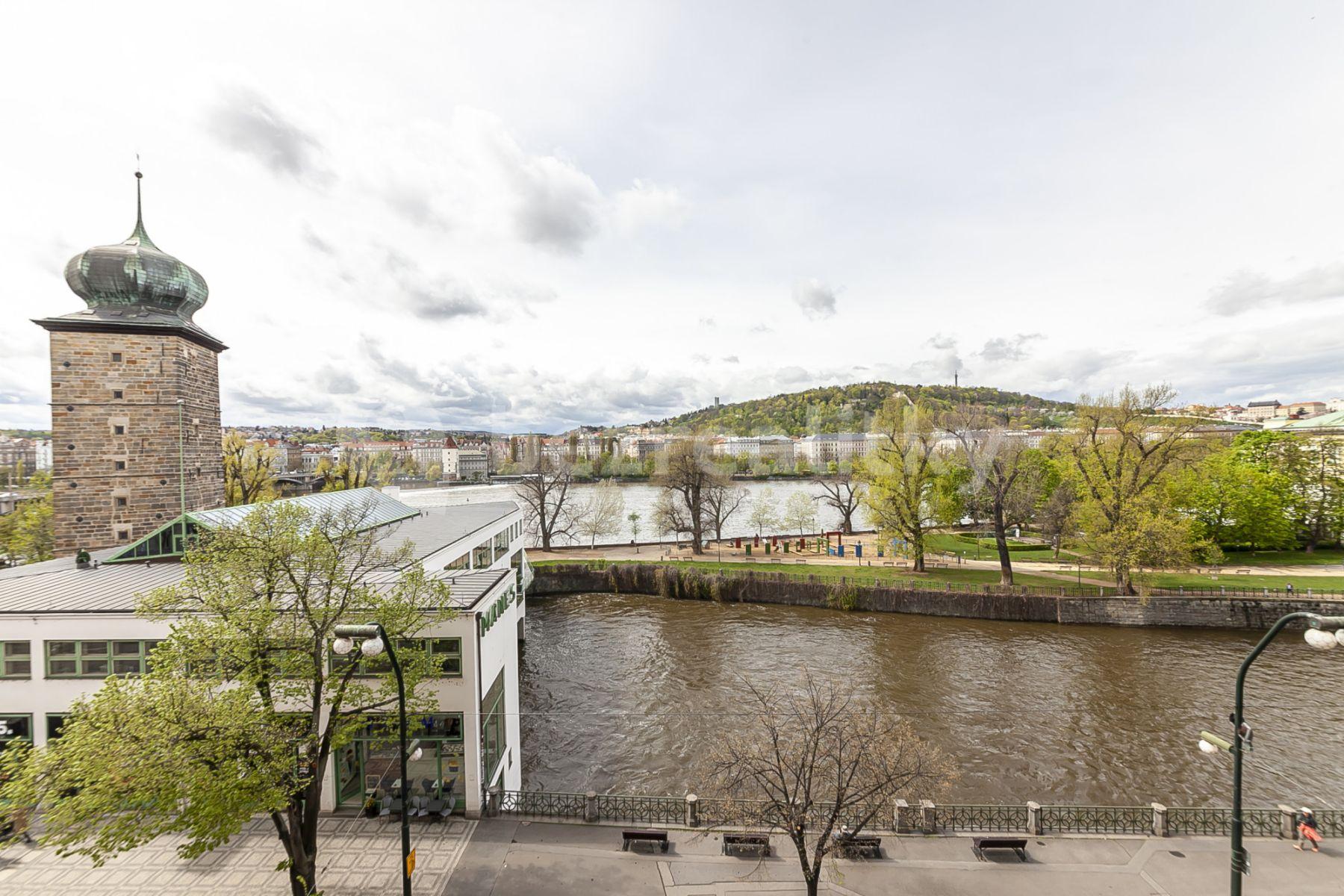 Prenájom bytu 3-izbový 105 m², Masarykovo nábřeží, Praha, Praha