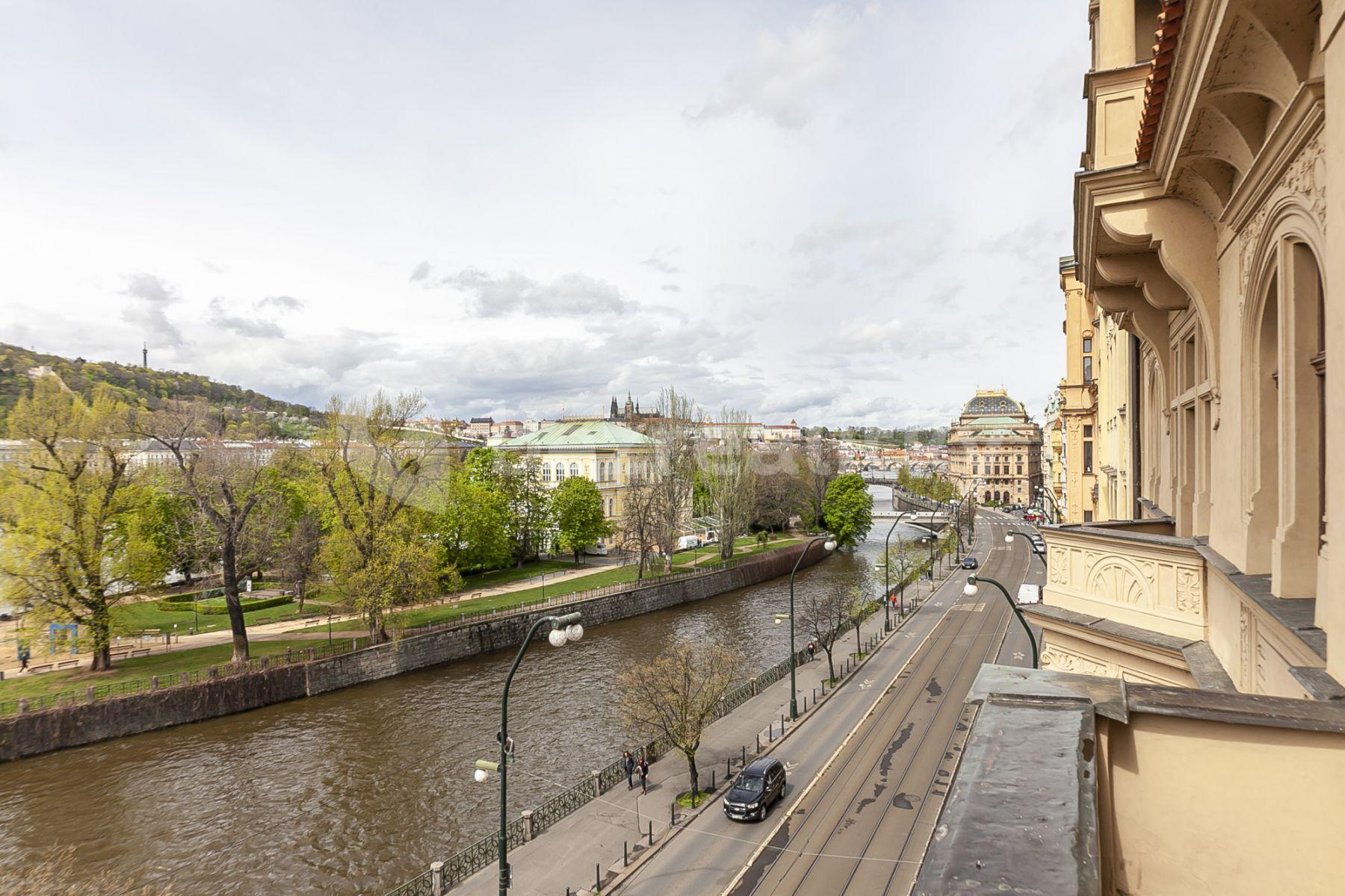 Prenájom bytu 3-izbový 105 m², Masarykovo nábřeží, Praha, Praha