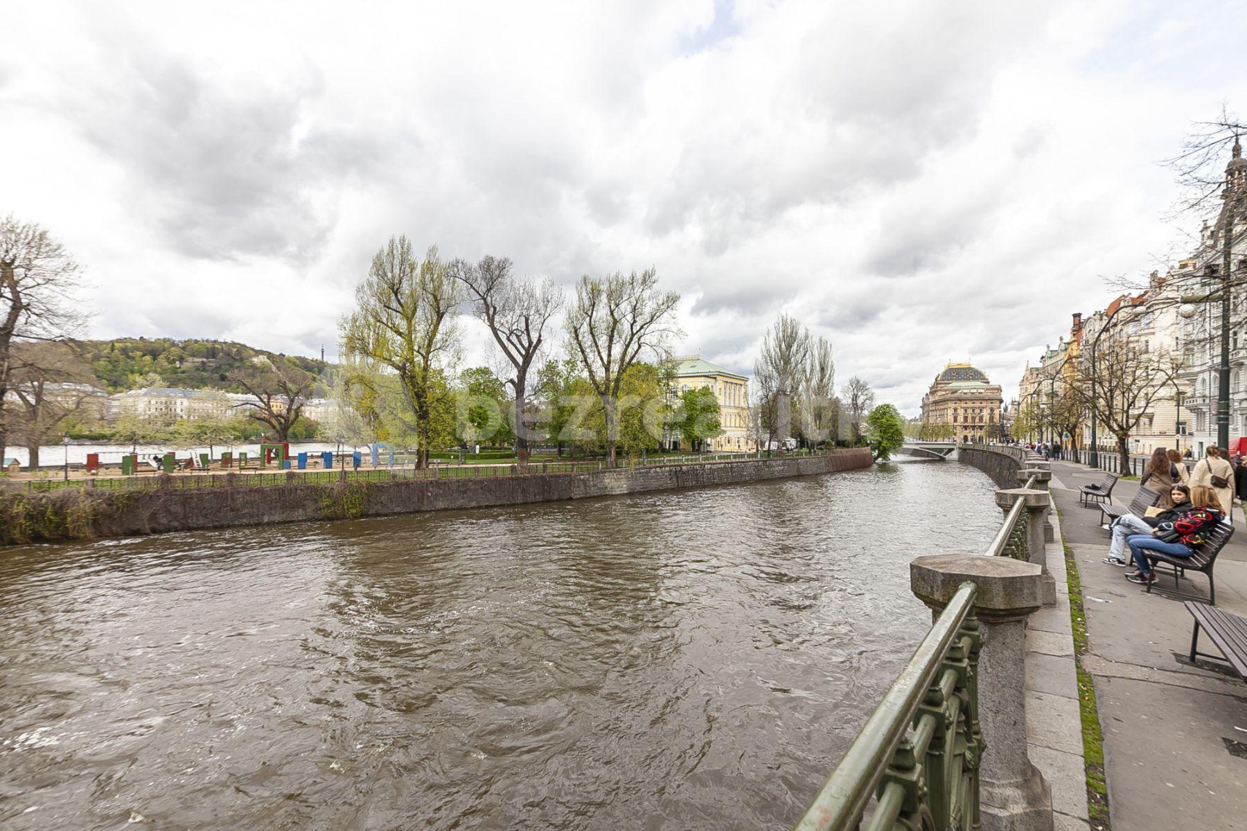 Prenájom bytu 3-izbový 105 m², Masarykovo nábřeží, Praha, Praha