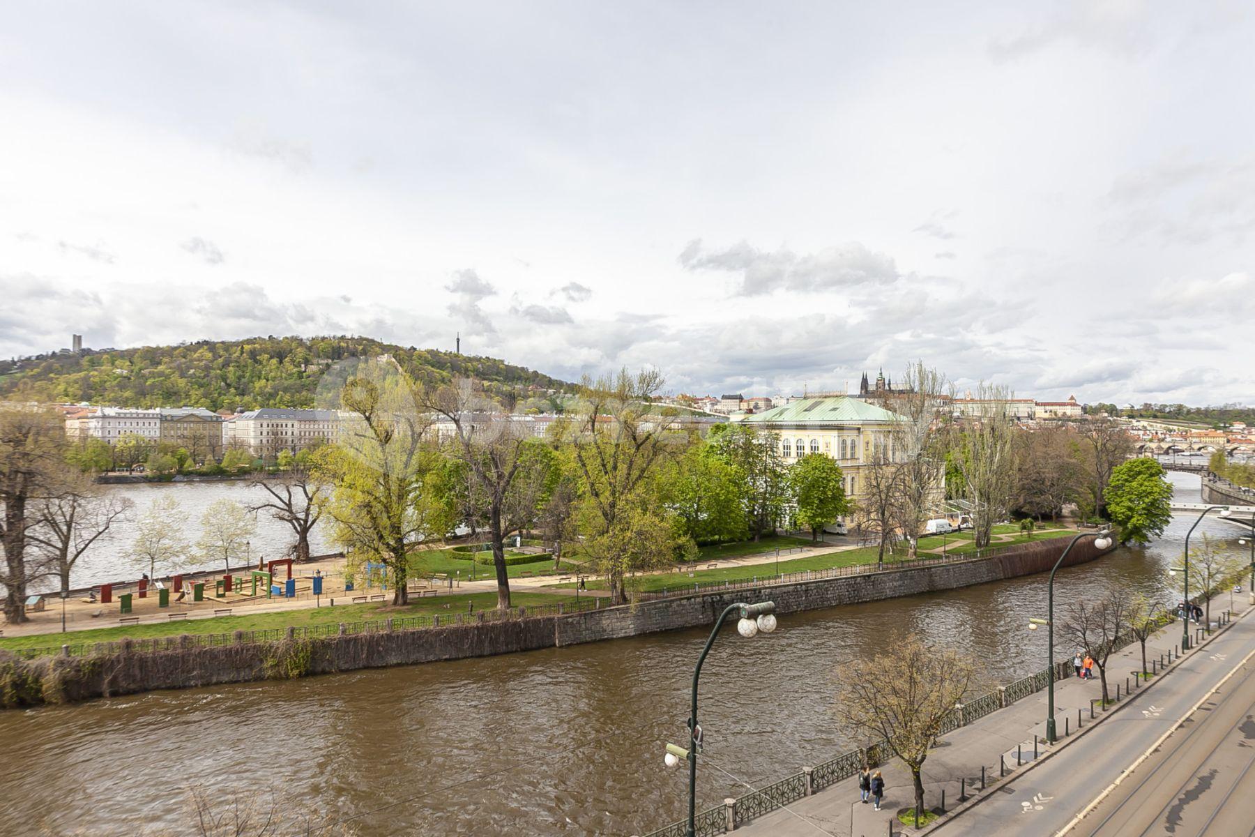 Prenájom bytu 3-izbový 105 m², Masarykovo nábřeží, Praha, Praha