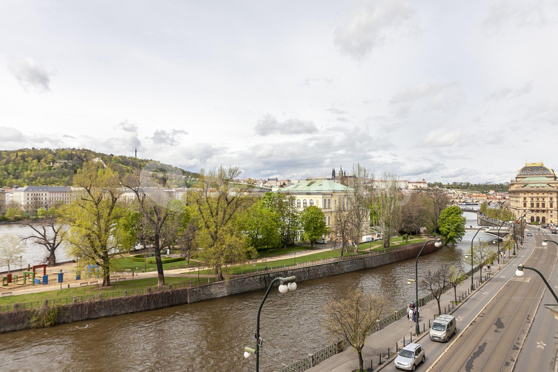 Prenájom bytu 3-izbový 105 m², Masarykovo nábřeží, Praha, Praha